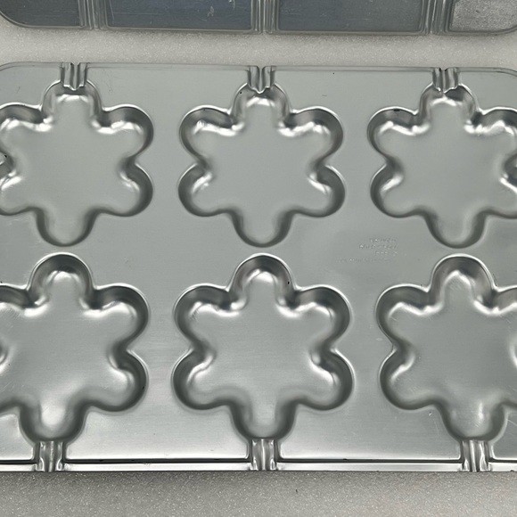 Lot of 2 Wilton Cookie Treat Pans, Flowers Mickey Mouse  #2105-8109, 8103 Disney - Picture 3 of 5